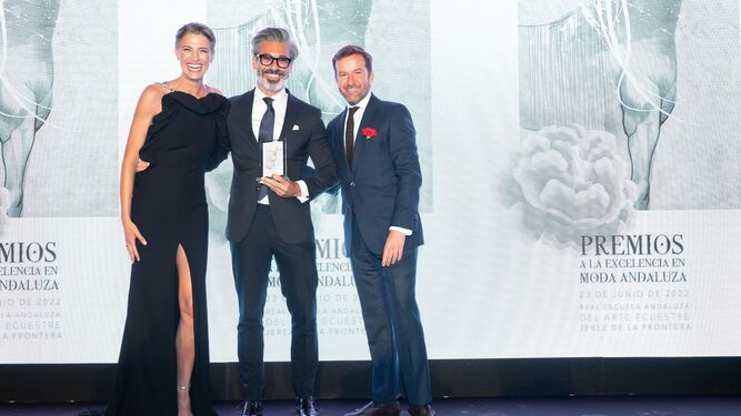 Javier Moreno con Laura Sánchez y Javier Villa en los Premios a la Excelencia en Moda Andaluza.