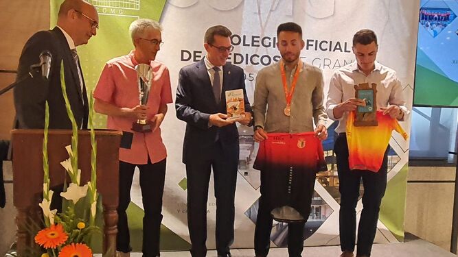 Jorge Fernández, con los médicos ciclistas que han participado en el campeonato nacional