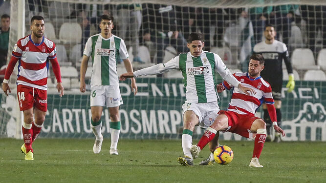 El exrojiblanco Dani Ojeda pelea por la bola junto al ahora jugador del Granada CF Yann Bodiger