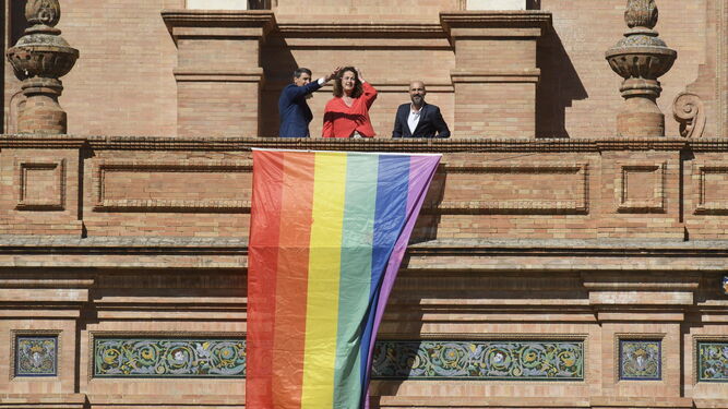 La bandera arcoíris, símbolo LGTBI, desplegada en la Plaza de España de Sevilla.