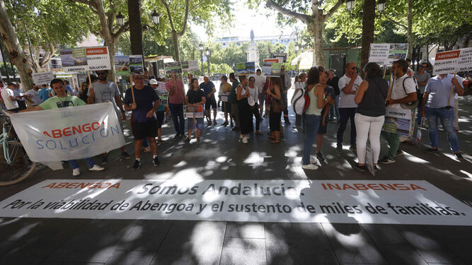 Uno cincuenta trabajadores de Abengoa, este martes por la tarde, ante el Ayuntamiento de Sevilla.