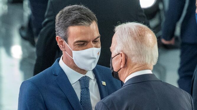 Pedro Sánchez conversa con Biden