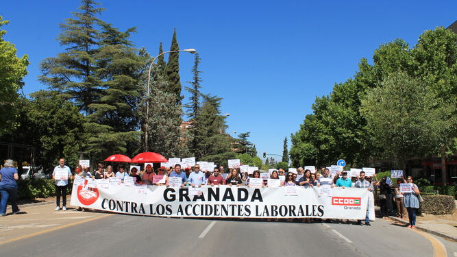 Imagen de la concentración celebrada en repulsa por los fallecimientos de dos trabajadores en Granada