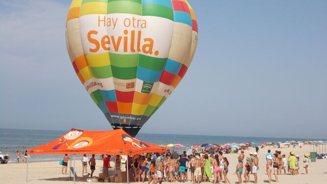 Imagen de archivo de la campaña de promoción turística de la provincia 'Hay otra Sevilla' en una playa andaluza.