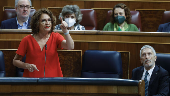 La ministra de Hacienda y Función Pública de España, María Jesús Montero, durante su intervención en la sesión de control al Gobierno este miércoles en el Congreso.