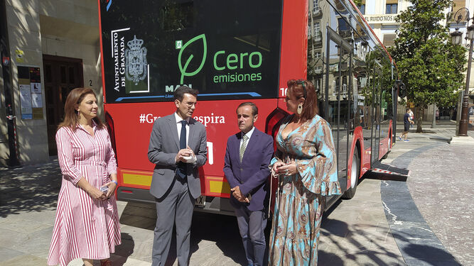 Presentación del nuevo autobús eléctrico incorporado a la flota municipal de transportes