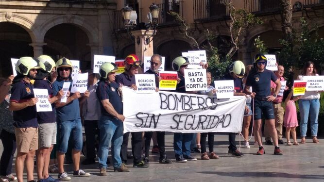 Protesta del personal de Bomberos de Guadix por la falta de efectivos.