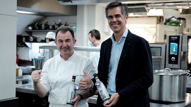 Martín Berasategui junto al director comercial de Acesur, Mario Sánchez, en el restaurante del cocinero vasco en Lasarte.