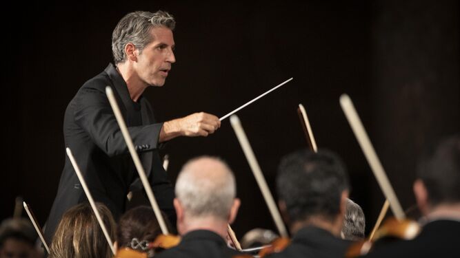 Lucas Macías dirige a la Orquesta Ciudad de Granada