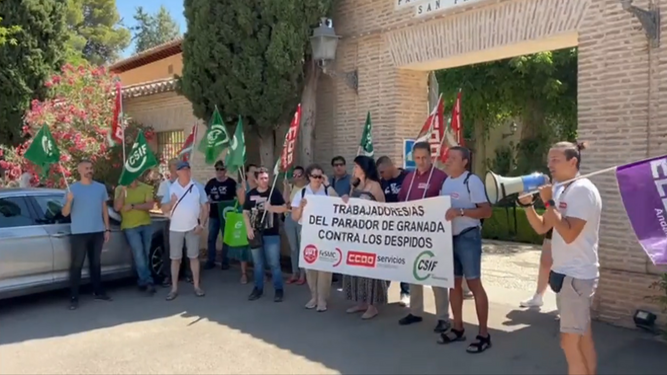 Imagen de la concentración de CCOO a las puertas del Parador de Granada