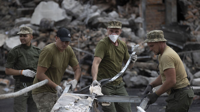 Militares retiran los escombros para continuar la búsqueda de posibles víctimas en el centro comercial de la ciudad de Kremenchuk (Ucrania), atacado con misiles rusos.