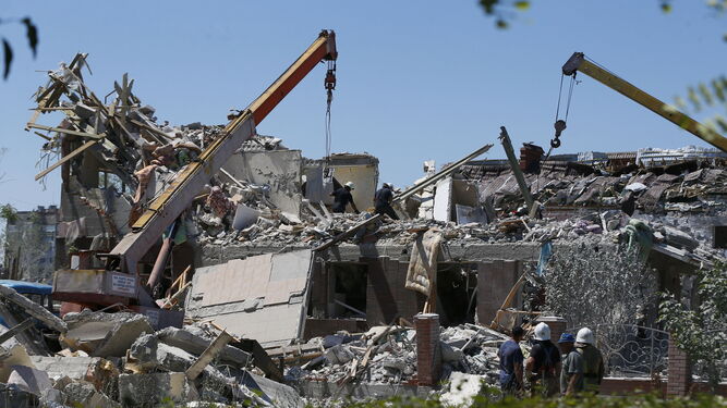 Equipos de rescate trabajan entre los escombros en un hotel destruido por los bombardeos rusos en la ciudad de Serhiivka, cerca de Odesa.