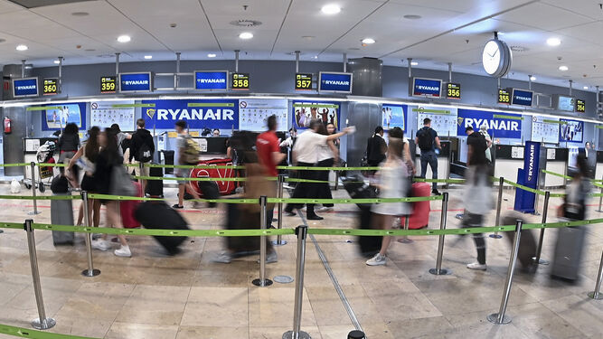 Gente ante los mostradores de Ryanair en Barajas
