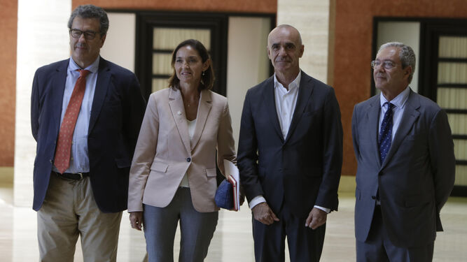 Juan Pablo López-Bravo, Reyes Maroto, Antonio Muñoz y Rogelio Velasco, este lunes en Sevilla.