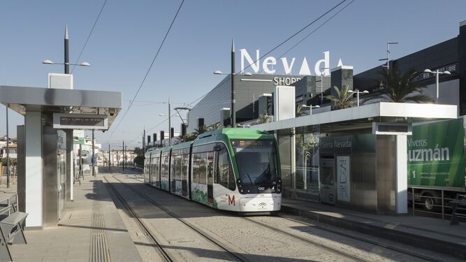 Parada del Metro de Granada junto al centro comercial Nevada.
