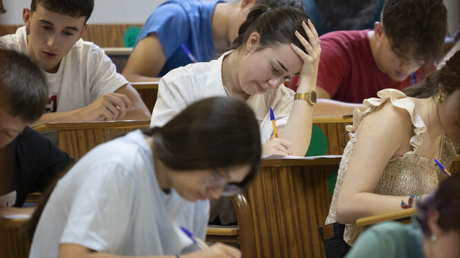 Estudiantes durante una prueba de Selectividad.