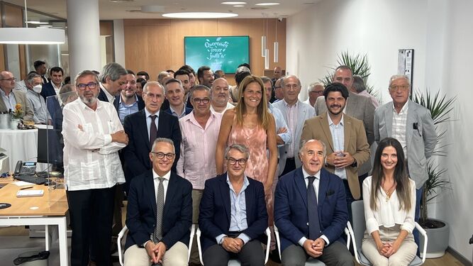 Foto de familia de la inauguración de la nueva oficina de Caja Rural Granada en Algeciras.