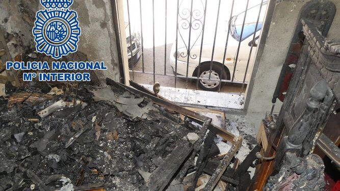 Imagen de los daños producidos en el incendio de la vivienda provocado por el detenido