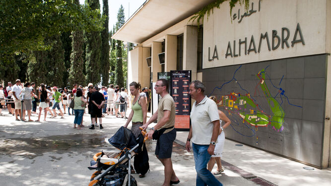 Imagen de turistas a las puertas del acceso a la Alhambra