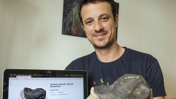 El granadino Miguel Ángel Contreras, coleccionista de meteoritos, muestra su web y una de las rocas más valiosas
