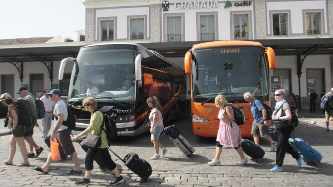 El PP exige al Gobierno que retire el documento que "aísla" del autobús a varios municipios de Granada