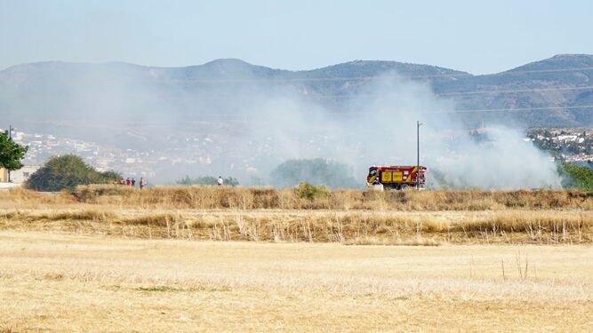 Varios coches quemados en un incendio entre el Polígono de Ogíjares y la Ciudad Deportiva Diputación de Granada
