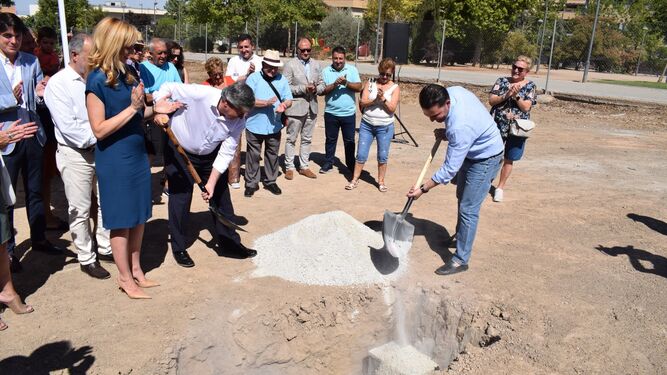 El alcalde de Maracena y el presidente de Grupo Reif colocan la primera piedra.