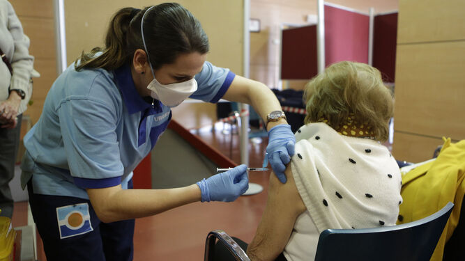 Imagen de archivo de una sanitaria inoculando la vacuna contra el Covid-19 a una mujer
