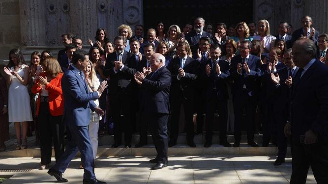 Los diputados populares aplauden a Juanma Moreno en el Parlamento andaluz.