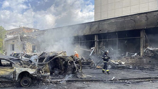 Los bomberos trabajan en el lugar atacado en Vinnytsia.
