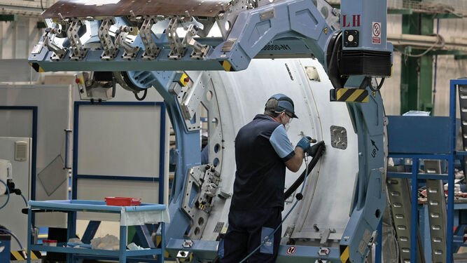Un operario trabaja en una pieza del A320neo de Airbus