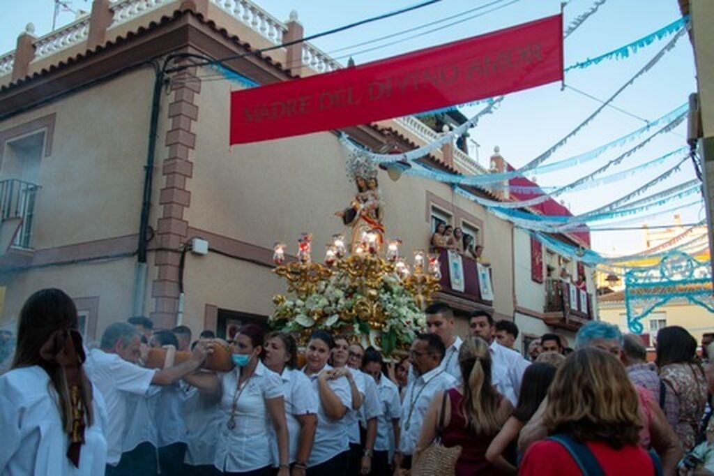 La emoci&oacute;n se desborda en el barrio del Varadero de Motril  al recuperar la tradicional procesi&oacute;n de la Virgen del Carmen