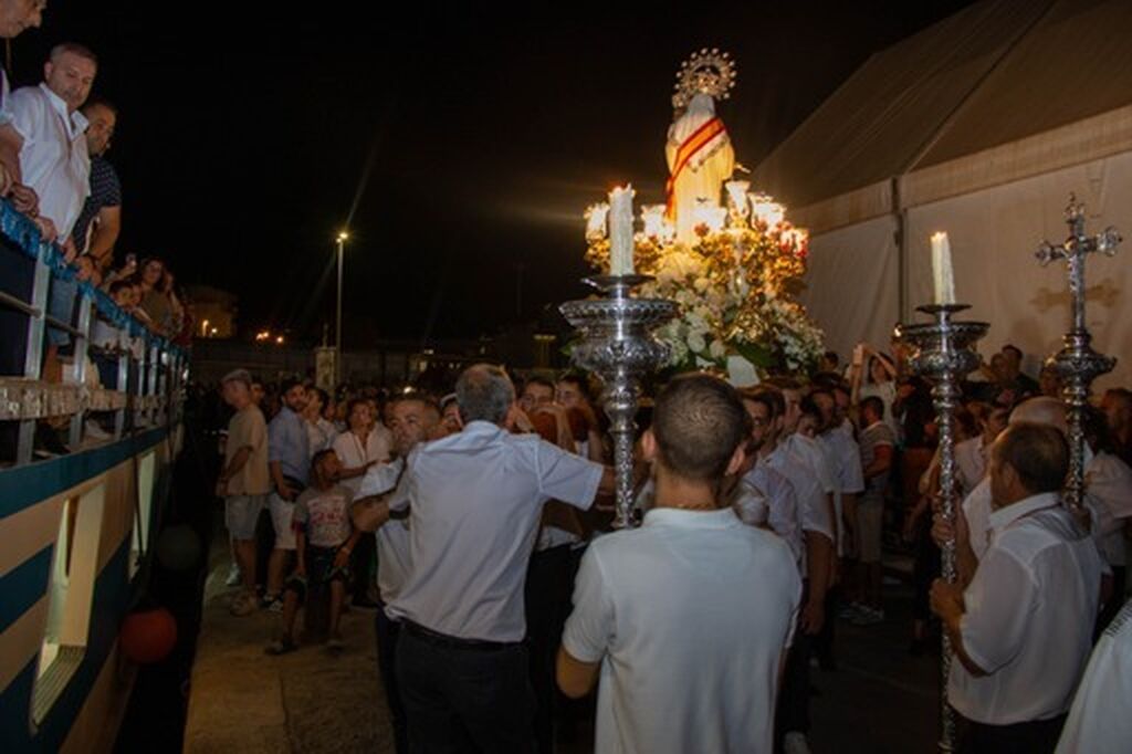 La emoci&oacute;n se desborda en el barrio del Varadero de Motril  al recuperar la tradicional procesi&oacute;n de la Virgen del Carmen