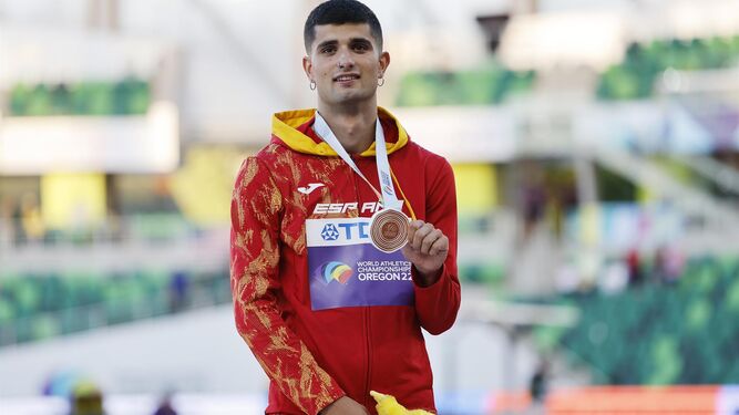 Asier Martínez muestra su medalla de bronce en Eugene.