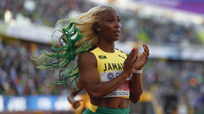 La jamaicana Fraser Pryce celebra su quinto triunfo en un Mundial en los 100 metros.