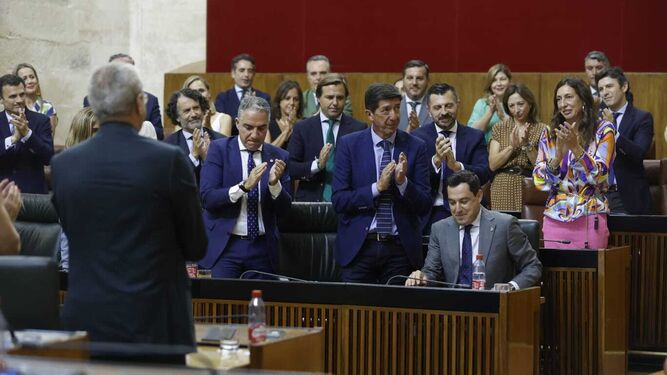 Los diputados del PP y el Gobierno en funciones aplauden a Juanma Moreno tras su discurso de ivnestidura.