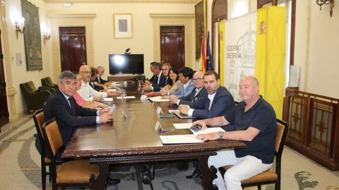 Imagen de la reunión de la Mesa del Aeropuerto en la Subdelegación de Granada