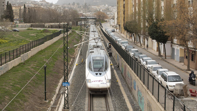 Un tren AVE llegando a Granada y pasando junto al barrio de La Chana
