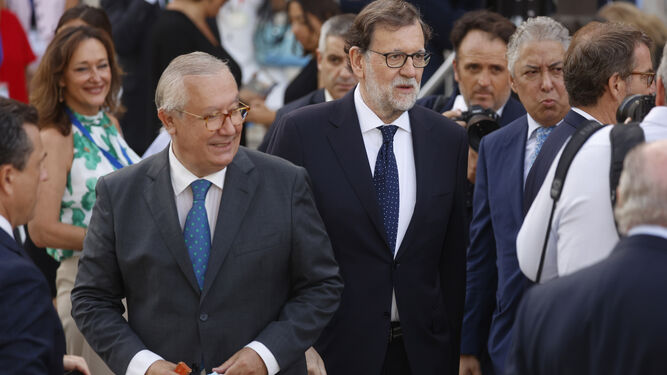 El senador Javier Arenas junto al ex presidente Mariano Rajoy.