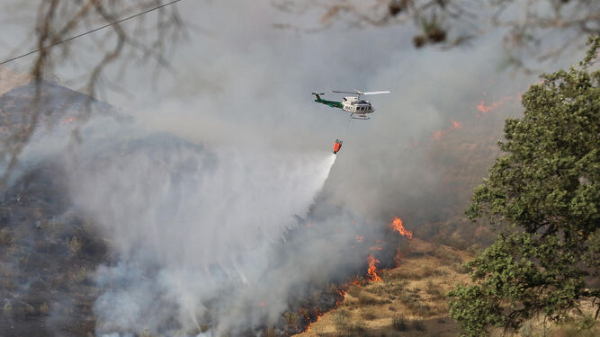 Intervención en la extinción del incendio en el Cerro de San Miguel de Granada