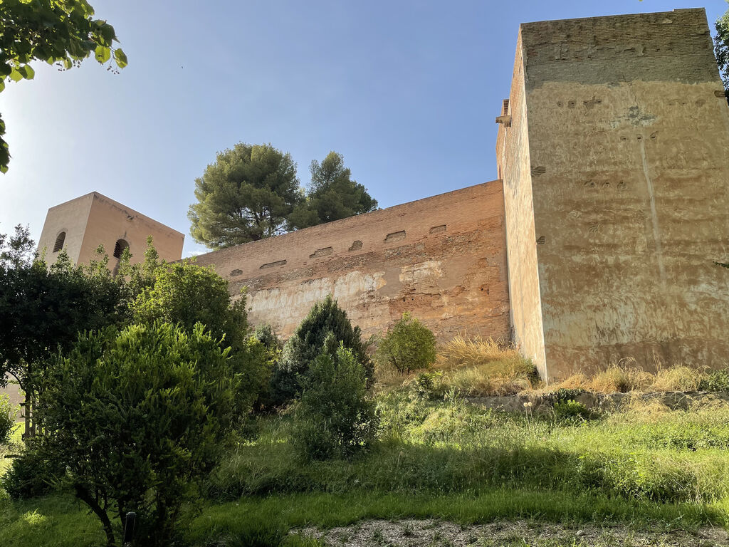Al final, situ&aacute;ndose al lado izquierdo del camino, se puede contemplar una parte del exterior de la Alhambra