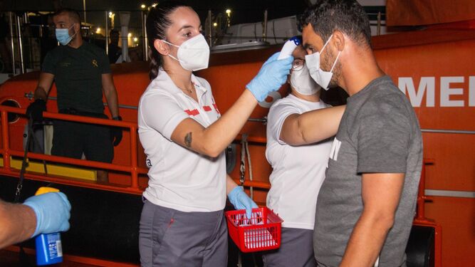 Pruebas médicas realizadas a los inmigrantes rescatados en las aguas de la Costa de Granada