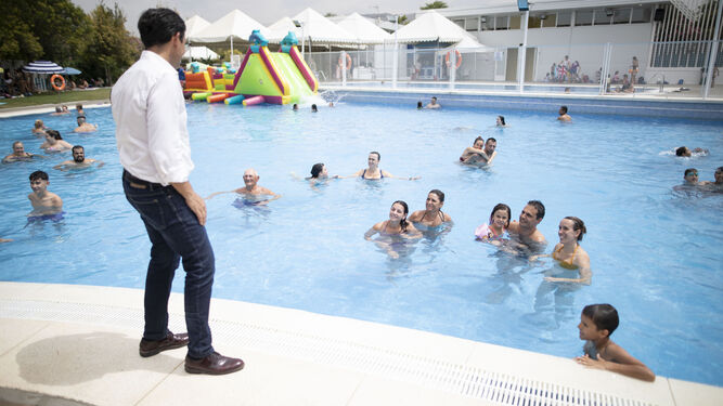 El alcalde de Granada, durante una visita a la piscina de Almanjáyar