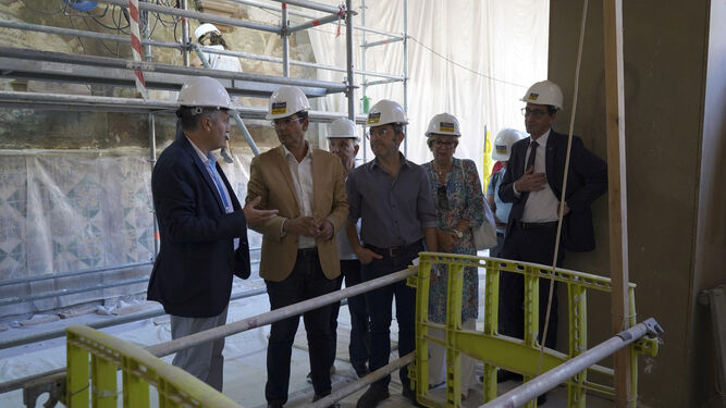 Imagen de la visita de las autoridades a las obras de restauración del Hospital San Juan de Dios