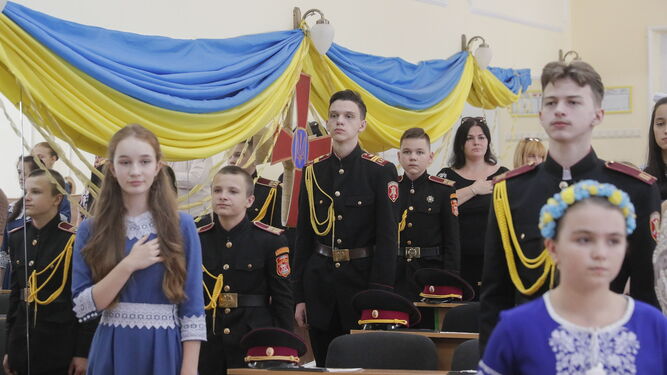 Un grupo de cadetes asiste a una "lección patriótica" en Kiev