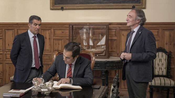 El consejero de Justicia, Administración Local y Función Pública de la Junta de Andalucía, José Antonio Nieto, con el presidente del TSJA, Lorenzo del Río