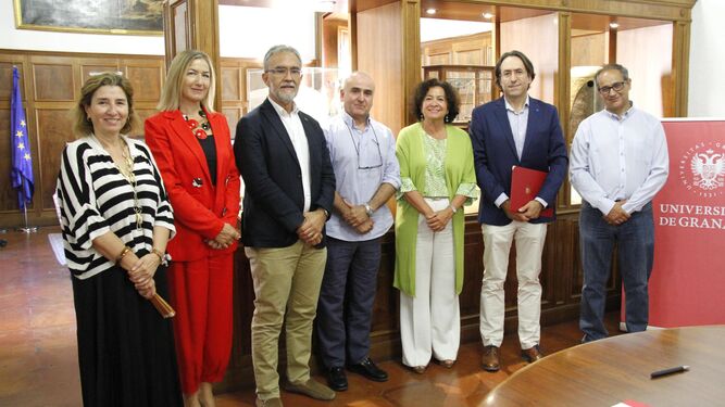 La Universidad de Granada y los propietarios del mural de Juan Vida del Aliatar firman la cesión de la obra