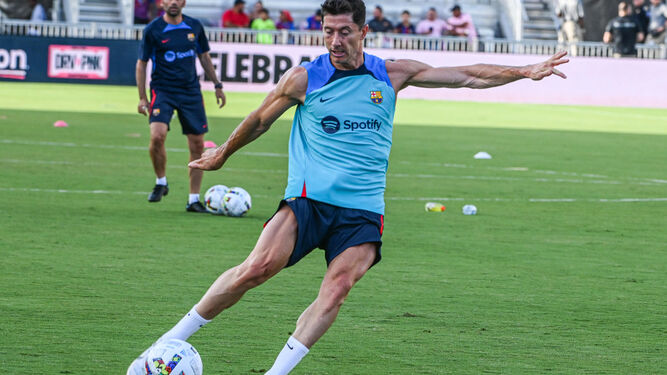Lewandowski entrenando con el Barcelona.
