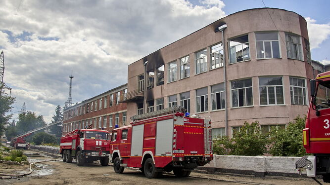 Los bomberos trabajan en una universidad bombardeada en Járkov.