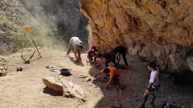 Arqueólogos nacionales inician excavaciones en la Cueva de los Murciélagos de Albuñol, unode mayores yacimientos del Neolítico